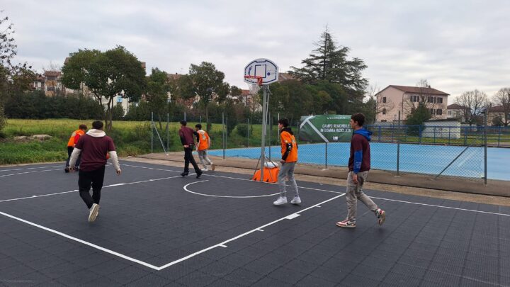 SOSTENIBILITÀ E SPORT: INAUGURATO AL LICEO GANDHI IL CAMPO REMOVIBILE REALIZZATO CON GOMMA RICICLATA