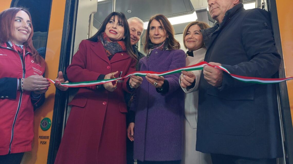 PRESENTATO IL NUOVO TRENO MONOPIANO ELETTRICO PER UMBRIA: PER PRESIDENTE PROIETTI, “MOMENTO IMPORTANTE PER LO SVILUPPO DELL’UMBRIA”