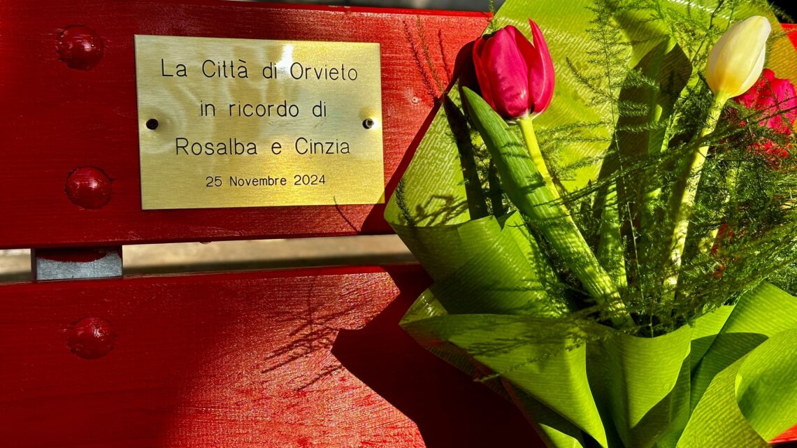 INAUGURATA LA PANCHINA ROSSA DEDICATA A ROSALBA POLITI E CINZIA CARLETTI