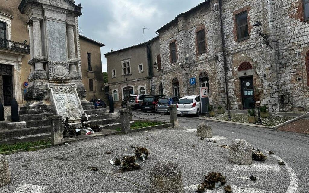 AMELIA – DANNEGGIA LA CORONA DI ALLORO DEL MONUMENTO AI CADUTI: DENUNCIATO DAI CARABINIERI. 