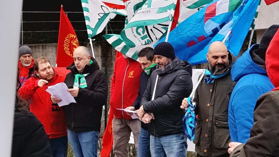 SCIOPERO METALMECCANICI, ADESIONE ALL’80 PER CENTO. PRESIDIO DAVANTI A CONFINDUSTRIA: “VOGLIAMO IL CONTRATTO”