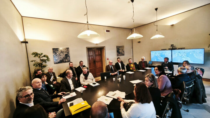 CONVOCATO PER L’11 MARZO IL TAVOLO TECNICO PER IL COORDINAMENTO DELLE AZIONI VOLTE ALLA PROGRESSIVA RIDUZIONE ED ELIMINAZIONE DEI DELLE PFAS. DE LUCA: “PASSO IMPORTANTE VERSO GESTIONE PIÙ RESPONSABILE DELLE RISORSE IDRICHE”