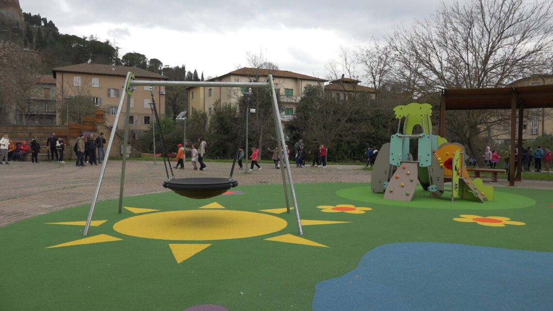 INAUGURATO IL NUOVO GIARDINO DEL FOSSO DELL’ABBADIA PENSATO DAI BAMBINI E DAI RESIDENTI DI ORVIETO SCALO
