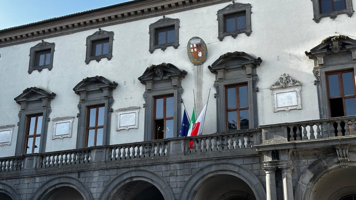 BANDIERE A MEZZ’ASTA IN COMUNE PER LA MORTE DI PAPA FRANCESCO