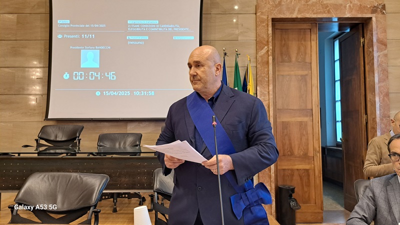 IL PRESIDENTE BANDECCHI HA GIURATO IN CONSIGLIO PROVINCIALE: “SARÀ UNA PROVINCIA GUIDATA DALLA BUONA POLITICA CON UN RUOLO IMPORTANTE DELL’ASSEMBLEA DEI SINDACI