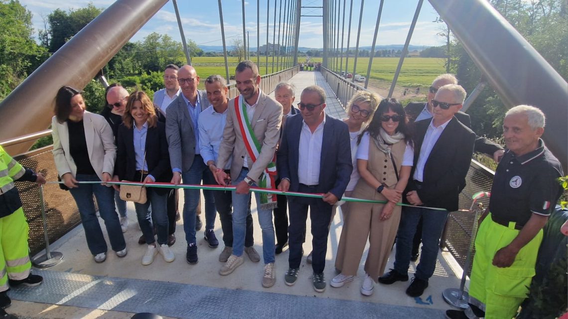 TORGIANO –  INAUGURATA LA PASSERELLA CICLOPEDONALE SUL FIUME TEVERE CHE COLLEGA LE FRAZIONI DI PONTENUOVO E TORGIANO 