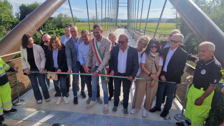 TORGIANO –  INAUGURATA LA PASSERELLA CICLOPEDONALE SUL FIUME TEVERE CHE COLLEGA LE FRAZIONI DI PONTENUOVO E TORGIANO 