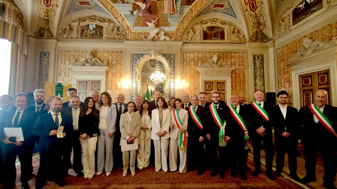 L’UMBRIA DEI LAVORATORI: CONSEGNATE LE STELLE AL MERITO DEL LAVORO IN PREFETTURA A PERUGIA. LA PRESIDENTE PROIETTI: “IL CAPITALE UMANO È PREZIOSO E VA TUTELATO, CREEREMO UN PATTO PER LA SICUREZZA NEI LUOGHI DI LAVORO”.   