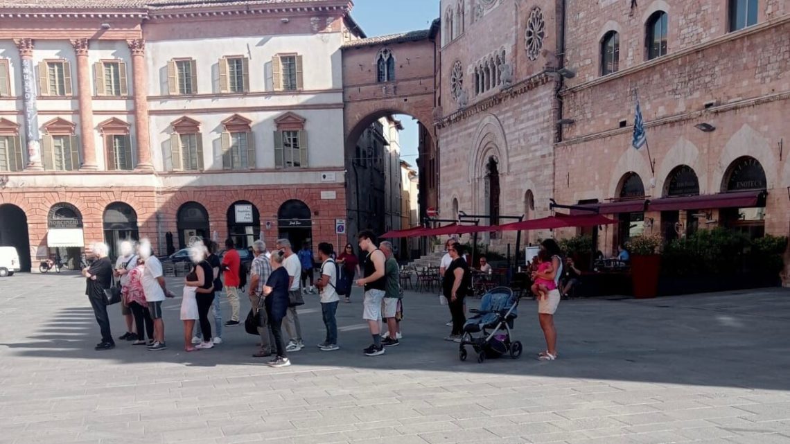 CAOS AL COMUNE DI FOLIGNO: FILE INTERMINABILI ALL’ANAGRAFE, DIPENDENTI ALLO STREMO E AUMENTANO LE AGGRESSIONI 