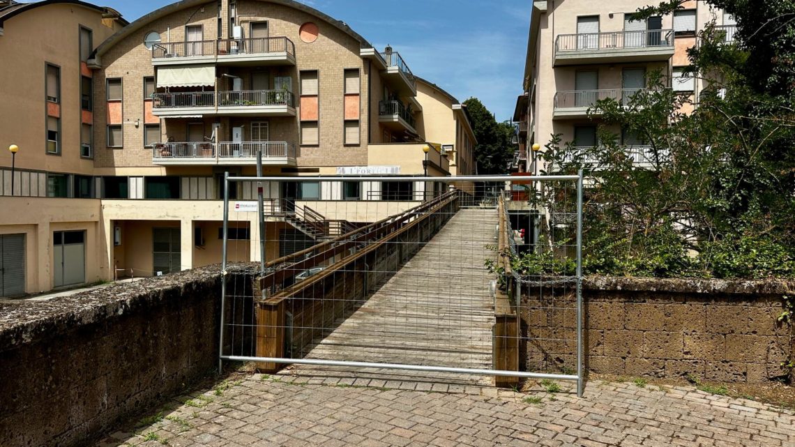 CHIUSA AL TRANSITO LA PASSERELLA PEDONALE DEI GIARDINI DEL FOSSO DELL’ABBADIA A ORVIETO SCALO