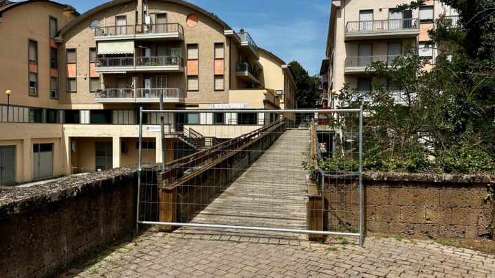 CHIUSA AL TRANSITO LA PASSERELLA PEDONALE DEI GIARDINI DEL FOSSO DELL’ABBADIA A ORVIETO SCALO