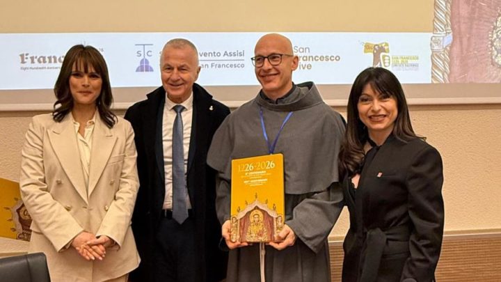 DA ASSISI OGGI IL CUORE DEL MONDO BATTE PER FRANCESCO: LA REGIONE CONSEGNA AL CUSTODE DEL SACRO CONVENTO LA LEGGE REGIONALE DELL’OTTOCENTENARIO
