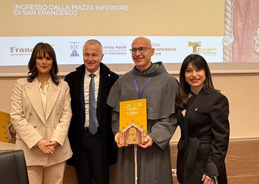 DA ASSISI OGGI IL CUORE DEL MONDO BATTE PER FRANCESCO: LA REGIONE CONSEGNA AL CUSTODE DEL SACRO CONVENTO LA LEGGE REGIONALE DELL’OTTOCENTENARIO
