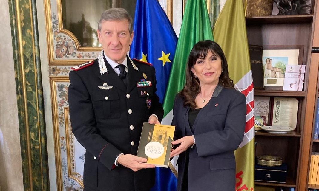 TUTELA DEL TERRITORIO E AMBIENTE: LA PRESIDENTE PROIETTI INCONTRA IL GENERALE PARRULLI A PALAZZO DONINI PER IL RINNOVO DELLA CONVENZIONE CON I CARABINIERI FORESTALI