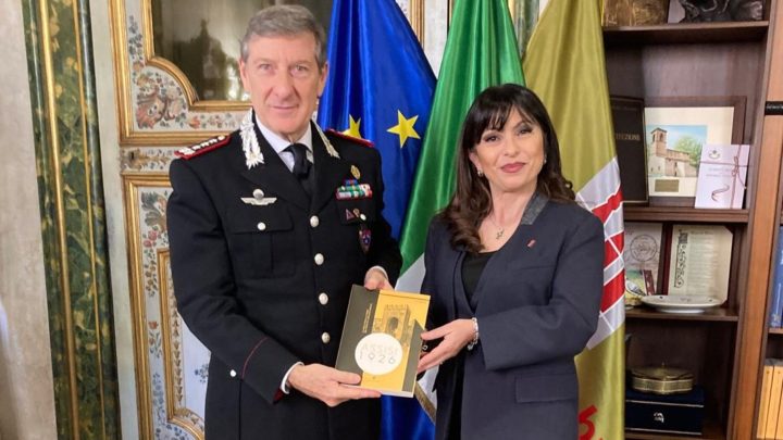 TUTELA DEL TERRITORIO E AMBIENTE: LA PRESIDENTE PROIETTI INCONTRA IL GENERALE PARRULLI A PALAZZO DONINI PER IL RINNOVO DELLA CONVENZIONE CON I CARABINIERI FORESTALI