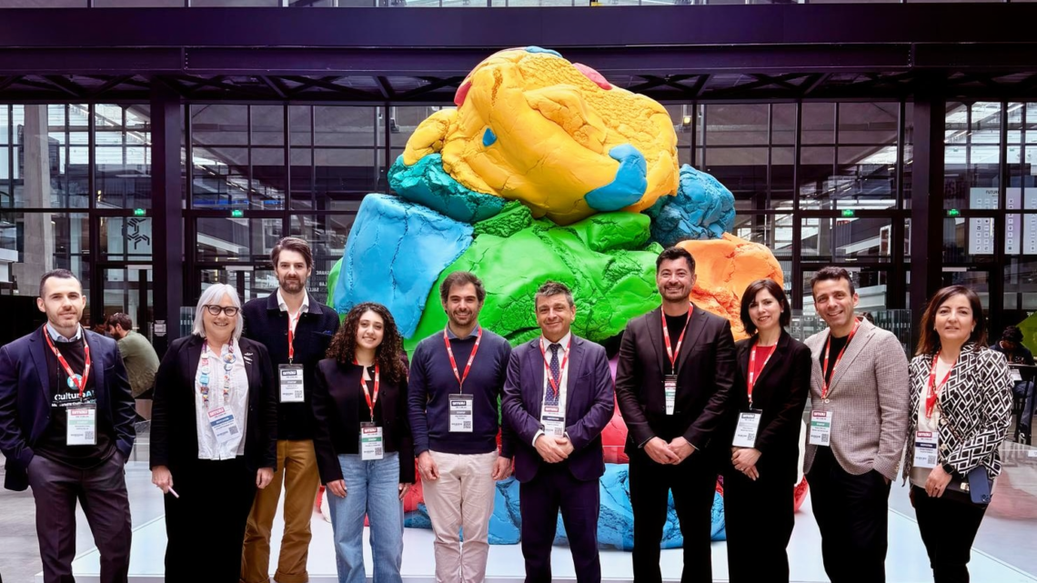 SMAU PARIGI 2026, STARTUP UMBRE PROTAGONISTE CON LA REGIONE E SVILUPPUMBRIA. ASSESSORE DE REBOTTI: “AVVIO DI UN PERCORSO CHE TRAGUARDA L’OBIETTIVO DI PORTARE IN UMBRIA INVESTITORI, CORPORATE E STAKEHOLDER GLOBALI”