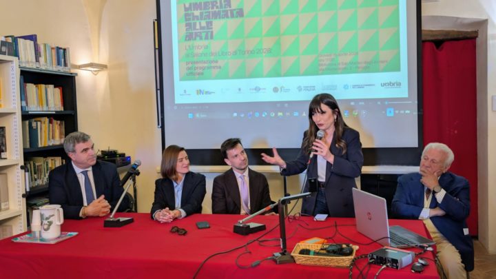 LA REGIONE UMBRIA ALZA IL SIPARIO SUL SALONE DEL LIBRO DI TORINO 2026: UNA “CHIAMATA ALLE ARTI” TRA DESIGN, GRANDI CENTENARI E PACE  