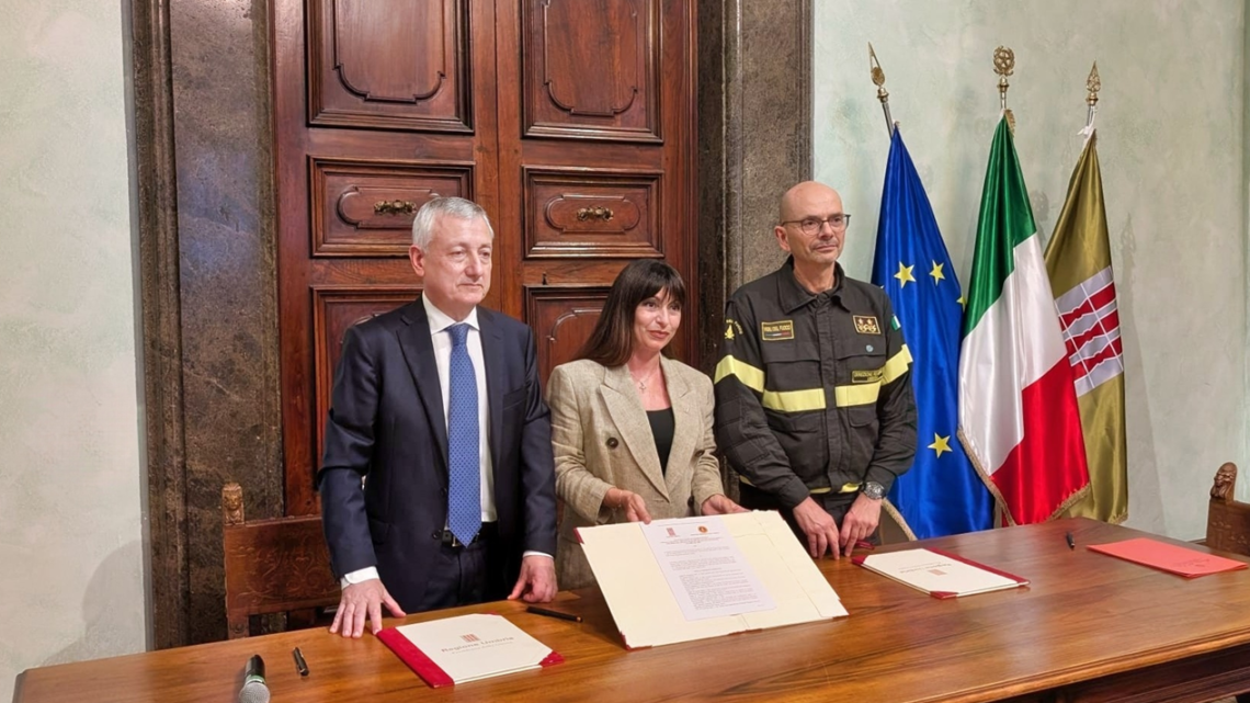 FIRMATA ALLA PRESENZA DEL PREFETTO ZITO LA CONVENZIONE QUADRO TRA REGIONE E DIPARTIMENTO DEI VIGILI DEL FUOCO. PRESIDENTE PROIETTI: “UMBRIA MODELLO NAZIONALE, RAFFORZANDO CON UNA GOVERNANCE UNITARIA E MODERNA LA SUA CAPACITÀ DI RISPOSTA A EMERGENZE AMBIENTALI, CLIMATICHE E DÍ PROTEZIONE CIVILE SEMPRE PIÙ COMPLESSE E FREQUENTI”
