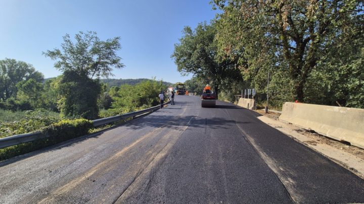 PONTE DI MONTEMOLINO, AL VIA L’ASFALTATURA E IL MONTAGGIO DELLE BARRIERE. A INIZIO SETTEMBRE IL COLLAUDO STATICO PER LA RIAPERTURA